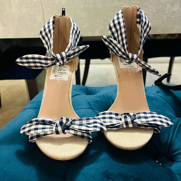 Size 9 white and blue plaid peep toe pumps - Picture 1 of 5